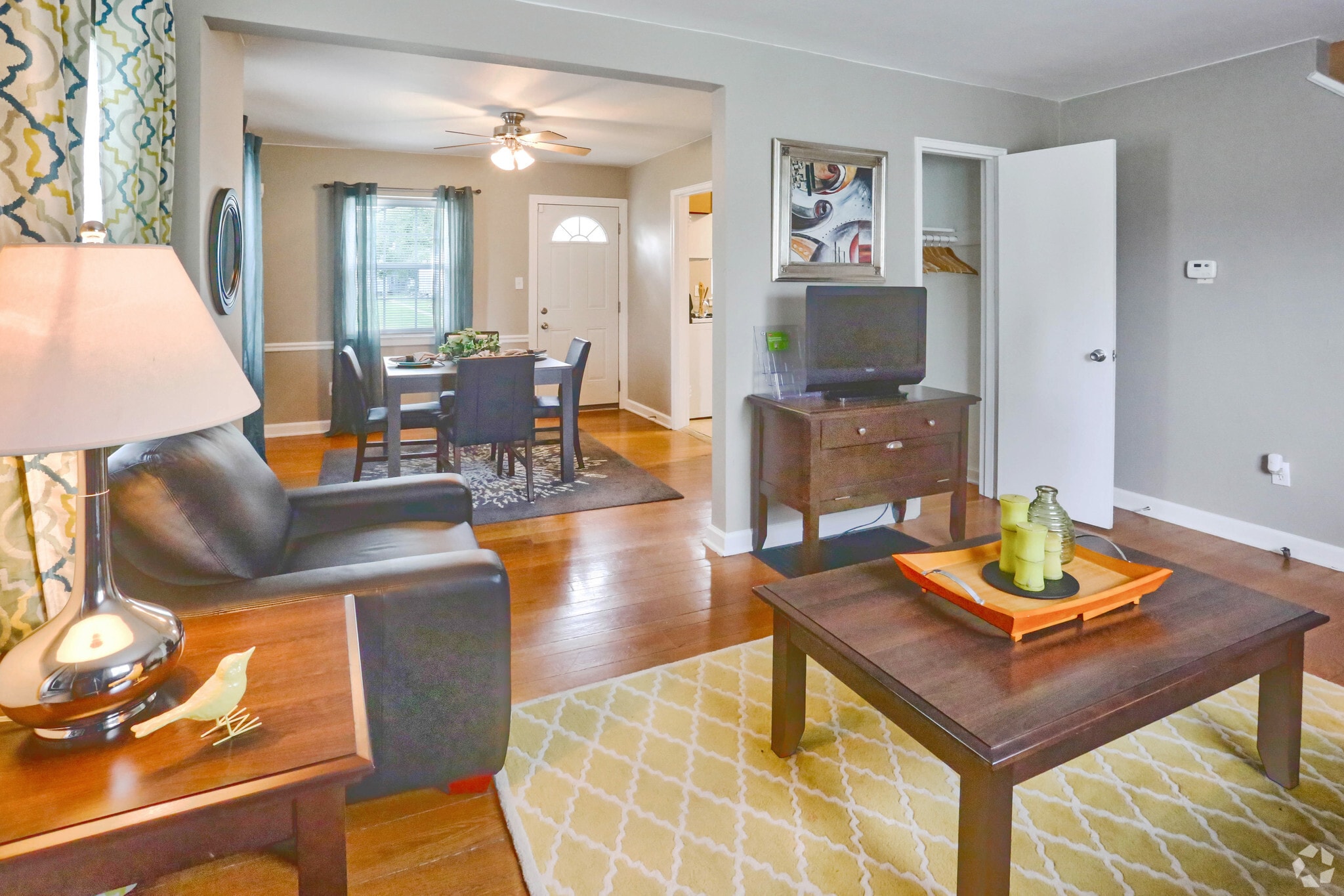 2BR, 1BA - 850 SF - Living Room - Beechmont Townhomes