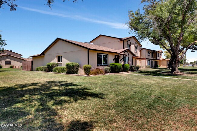 Building Photo - 3012 W Bethany Home Rd