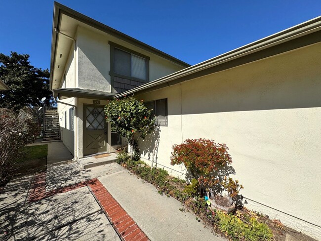 Building Photo - Remodeled McKeon Townhome