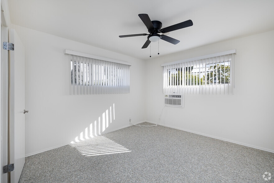 2BR, 2BA - 1,050SF - Second Bedroom - 220 S Doheny Dr