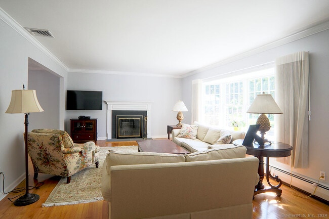 Building Photo - 11 Beechwood Ln