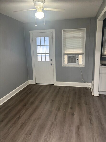 Building Photo - 921 Bonaparte Ave