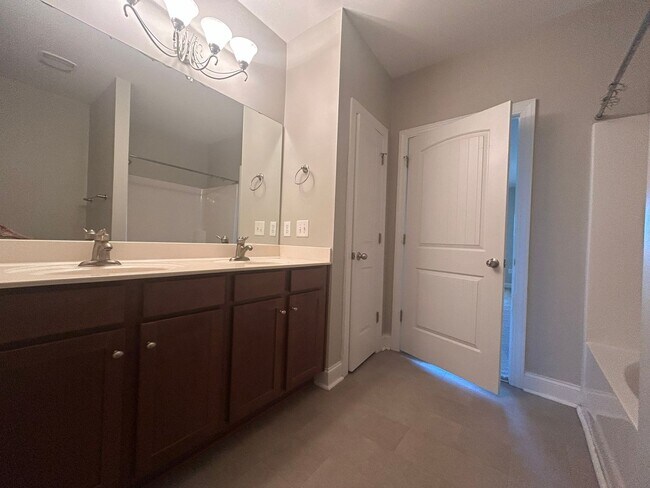 Building Photo - 300 Gateway Condos Dr
