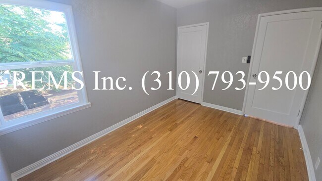 Building Photo - Renovated Upstairs Apartment with Parking
