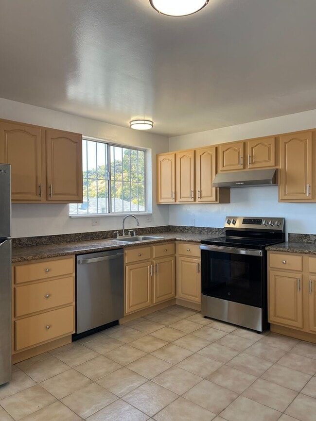 Building Photo - Daly City Home 4Bed 3 Ba