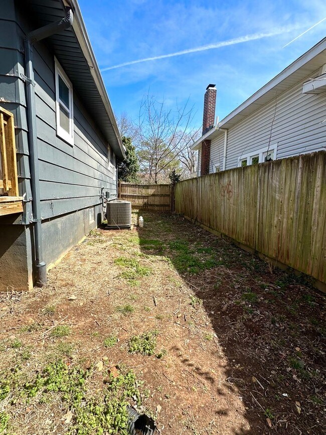 Building Photo - Spacious 4 Bed Home Near Bass Pro with Detached Garage & Fenced Yard