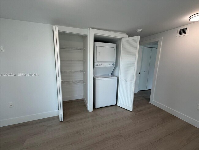 Building Photo - 2100 SW 6th St