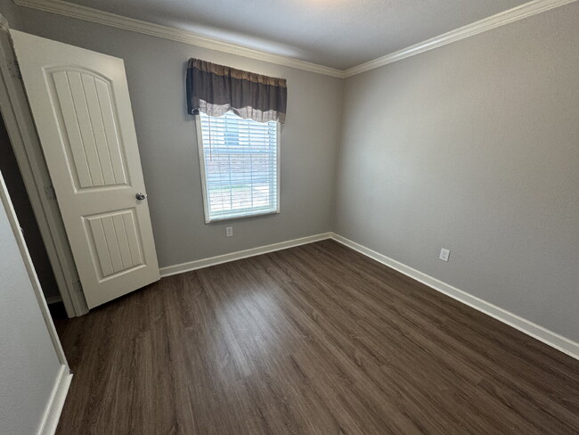 Building Photo - Three bed two bath in Fischer close to Can...
