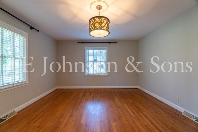 Building Photo - Spacious 5 Bedroom Home in the Heart of Sherwood Forest