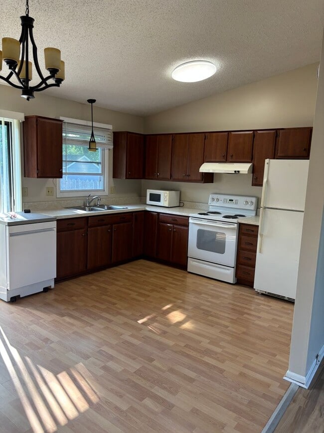 Building Photo - 3 bedroom, 1.5 bathroom Chelsea ranch - fr...