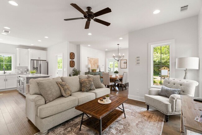 Building Photo - Designer Home near Auburn University's Campus!