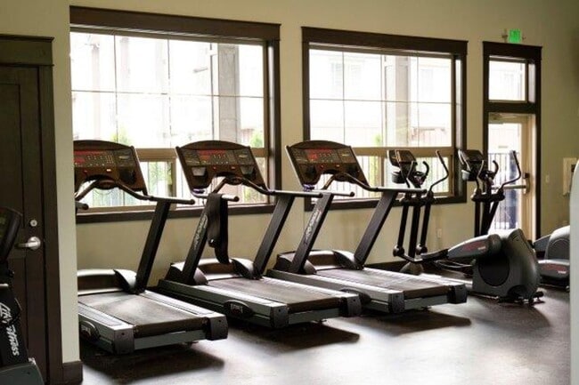 Building Photo - Limited-Time Offer: Gorgeous Top Floor 2 Bed/1 Bath for Just $1,799/Month! Private view!