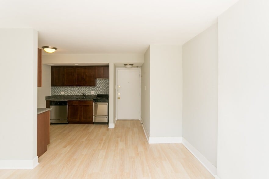 Building Photo - 450 W Wellington Ave