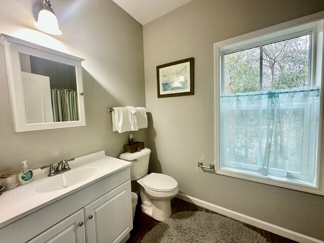 Building Photo - Two Bedroom Apartment in the Heart of Bluffton's Promenade!