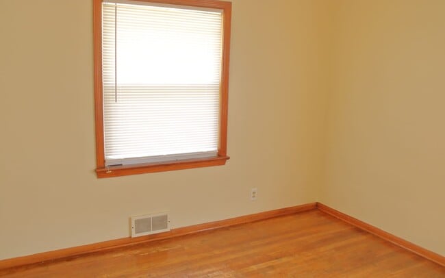 Building Photo - 3 Bed 1.5 bath Single Family Home
