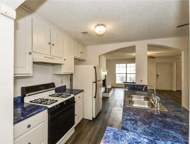 Building Photo - Fantastic 3bd/2ba home! Coming soon!