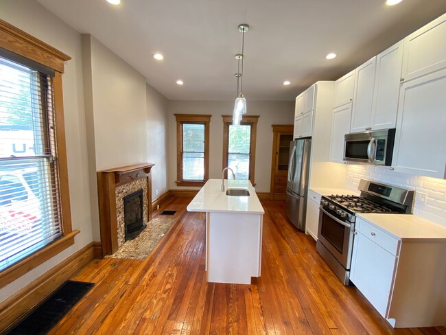 Building Photo - Huge Brick House! Free Parking!