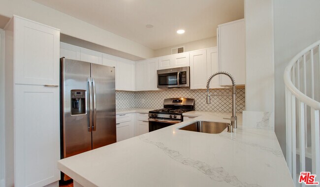 Building Photo - 5553 W 6th St