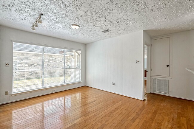 Building Photo - 16319 La Luna Dr