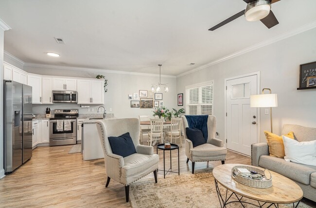 Building Photo - Charming 3-Bedroom Townhome Close to Every...