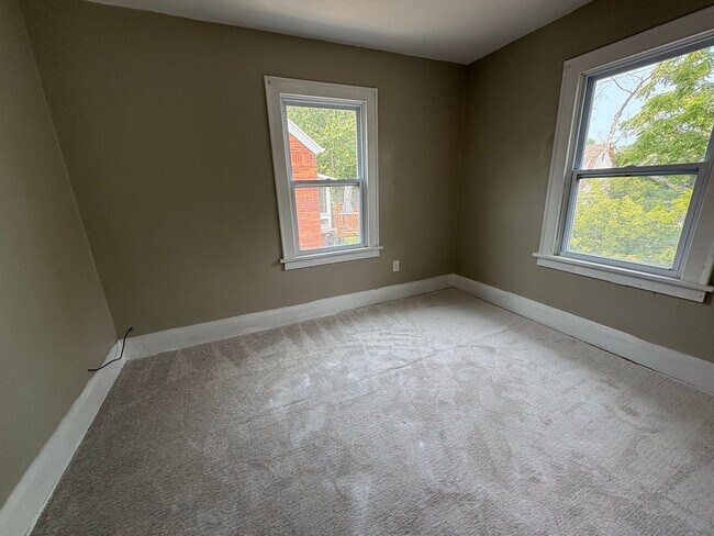 Building Photo - 4224 Fairview Dr