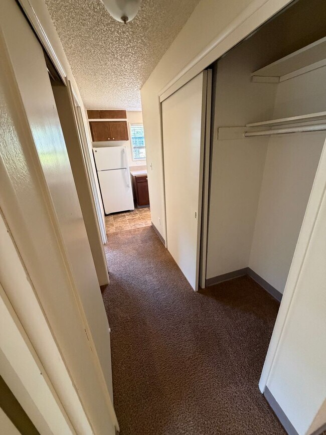 Building Photo - (473) Walnut Duplex - 2 Bedroom / 1 Bathroom