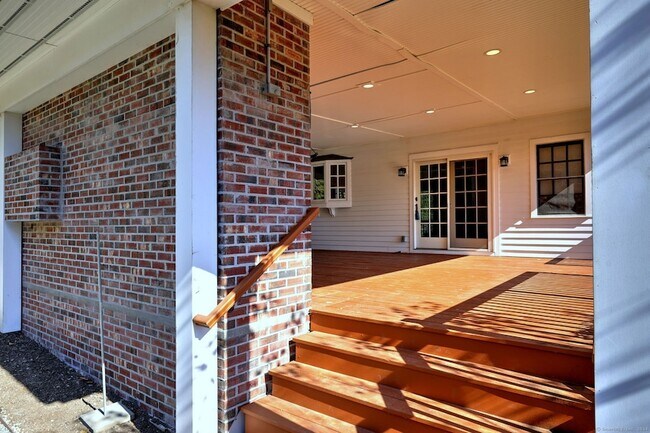 Building Photo - 1591 Huntington Turnpike