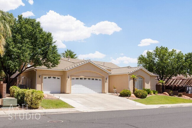 Building Photo - Stunning 3-Bedroom Home with Private Backy...