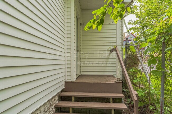 Building Photo - 421 Walnut Ave