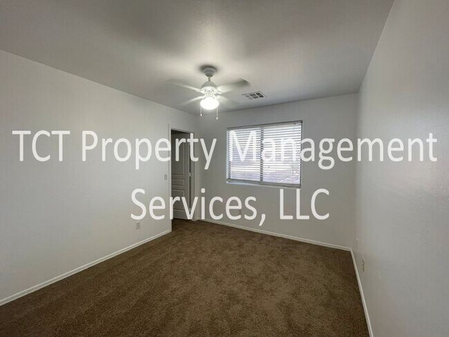 Building Photo - Large 6 Bedroom with Grass Backyard!