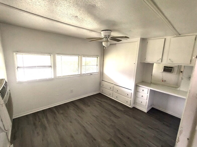 Building Photo - 900 9th Ave E