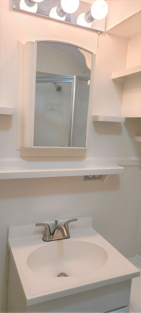 Building Photo - COMING SOON!  Lone Oak Cottage - 2 bedrm 1 bath Available - May 10th