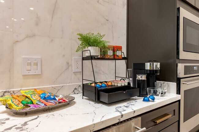 Building Photo - 913 Thompson St