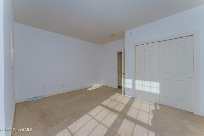 Building Photo - 502 Valley Pointe Dr