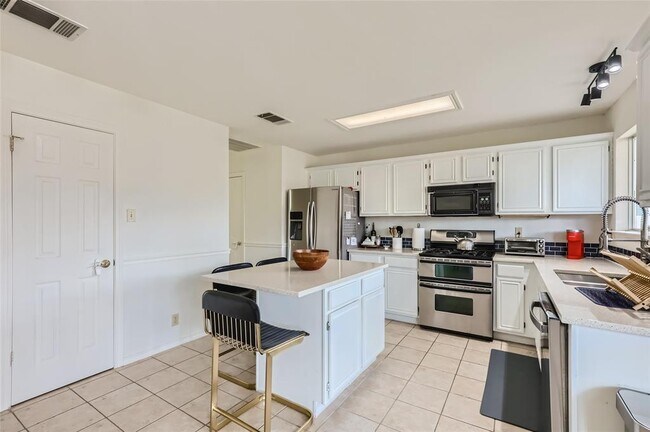 Building Photo - 500 Hawthorn Ln