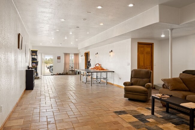 Building Photo - Private 1-Bed, 1-Bath Walkout Unit - Full ...