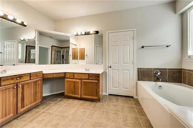Building Photo - 9304 Regal Oaks Dr