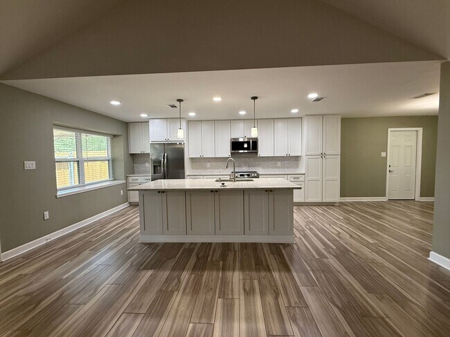 Building Photo - 200 Tallwood Dr