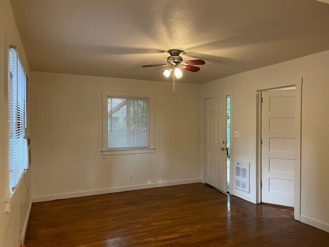 Building Photo - Cute Duplex Close to Shopping