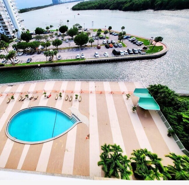 Building Photo - 400 Kings Point Dr