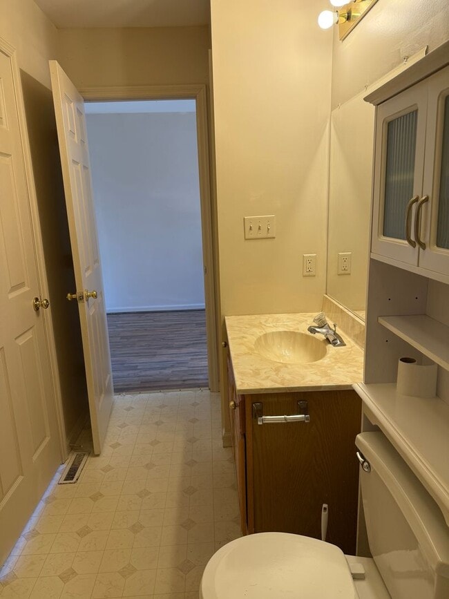 Building Photo - Beautiful 3 Bedroom 1.5 Bathroom Townhome ...