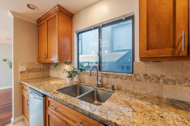 Building Photo - Cozy Condo in Manhattan Beach!