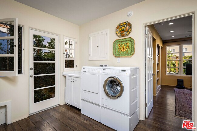 Building Photo - 500 N Las Palmas Ave