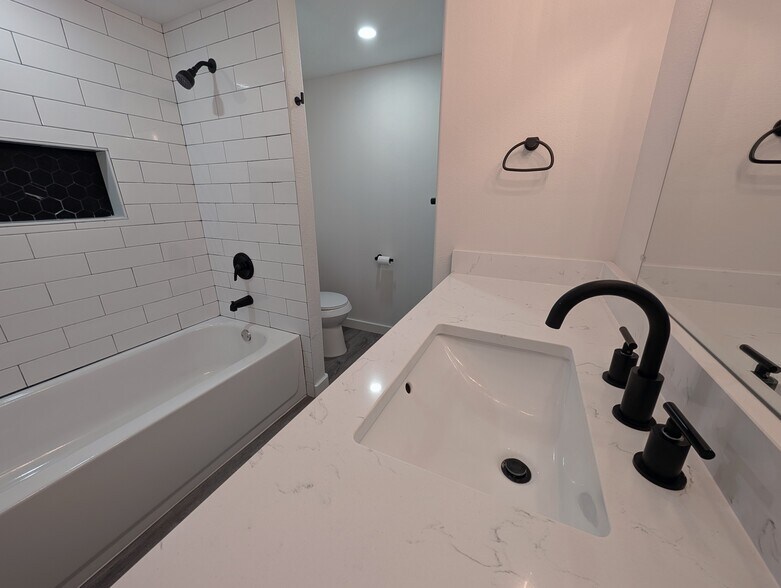 Building Photo - 1601 Faro Dr