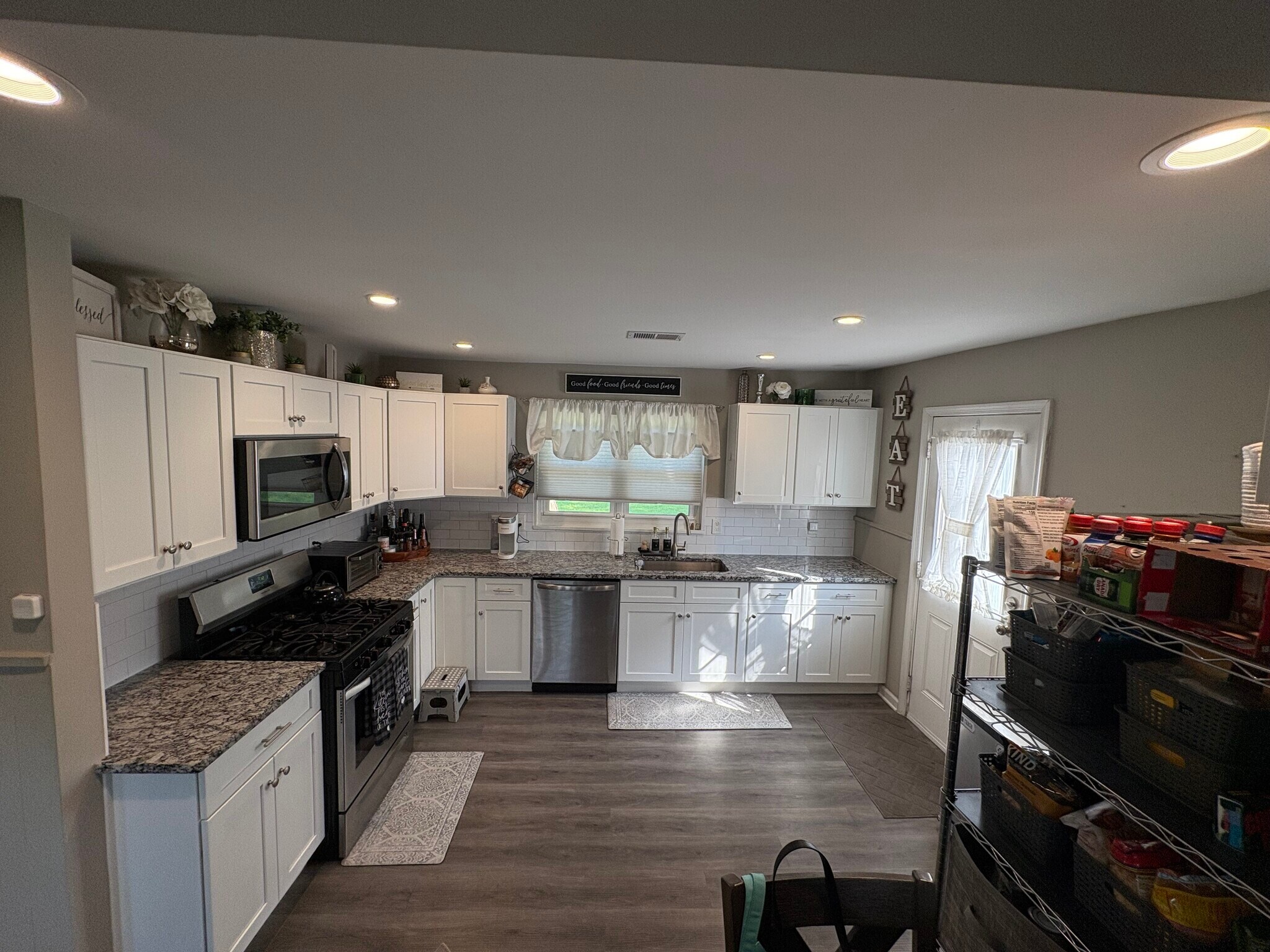 Open concept kitchen - 2609 Armstrong Ave