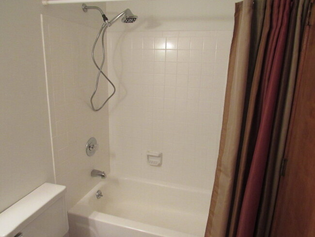 Building Photo - Huntington Ridge condo- one level!