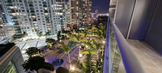 Building Photo - 1300 Brickell Bay Dr