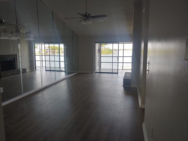 Building Photo - 2/2 condo for rent on Lake Fairview!