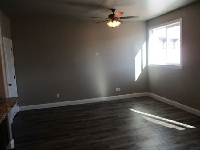 Building Photo - 3 Bed - 2.5 bath Town home in the heart of Cedar City!