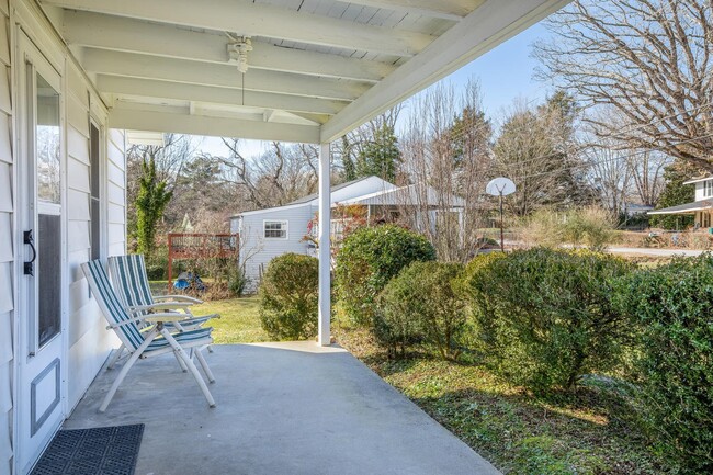 Building Photo - Adorable East Asheville House